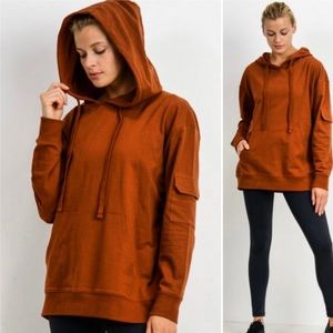 Sweatshirt Hoodie in rust colour.